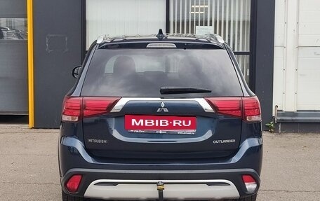 Mitsubishi Outlander III рестайлинг 3, 2019 год, 1 989 000 рублей, 6 фотография