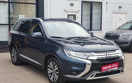 Mitsubishi Outlander III рестайлинг 3, 2019 год, 1 989 000 рублей, 3 фотография