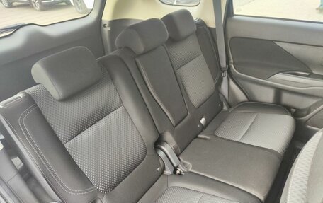 Mitsubishi Outlander III рестайлинг 3, 2019 год, 1 989 000 рублей, 13 фотография