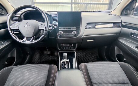 Mitsubishi Outlander III рестайлинг 3, 2019 год, 1 989 000 рублей, 14 фотография