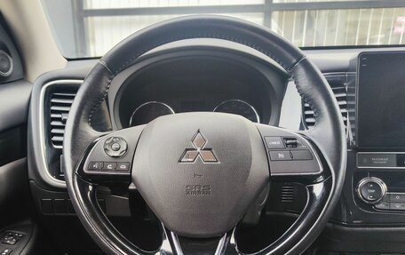 Mitsubishi Outlander III рестайлинг 3, 2019 год, 1 989 000 рублей, 15 фотография