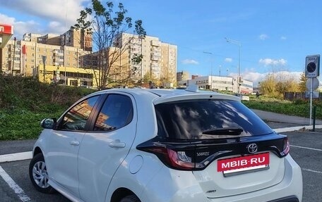Toyota Yaris, 2021 год, 1 265 000 рублей, 3 фотография