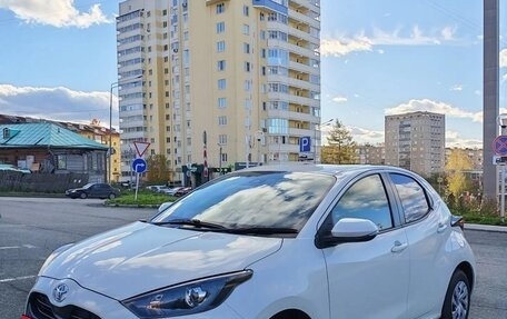 Toyota Yaris, 2021 год, 1 265 000 рублей, 2 фотография