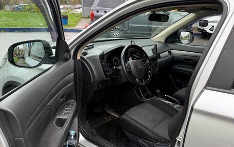 Mitsubishi Outlander III рестайлинг 3, 2016 год, 1 590 000 рублей, 5 фотография