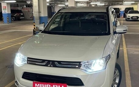 Mitsubishi Outlander III рестайлинг 3, 2014 год, 1 430 000 рублей, 2 фотография