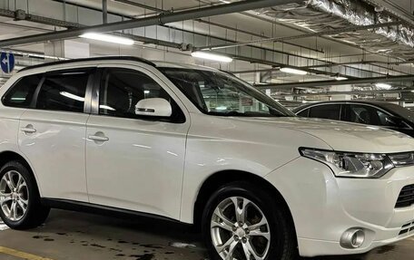 Mitsubishi Outlander III рестайлинг 3, 2014 год, 1 430 000 рублей, 8 фотография