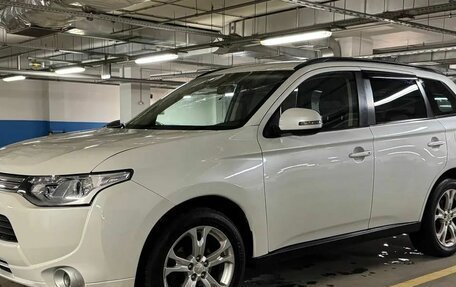 Mitsubishi Outlander III рестайлинг 3, 2014 год, 1 430 000 рублей, 4 фотография