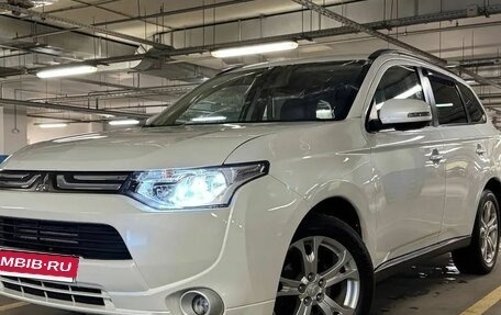Mitsubishi Outlander III рестайлинг 3, 2014 год, 1 430 000 рублей, 3 фотография
