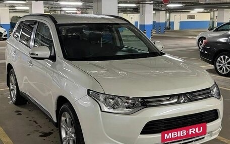 Mitsubishi Outlander III рестайлинг 3, 2014 год, 1 430 000 рублей, 6 фотография
