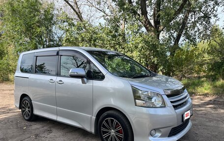 Toyota Noah III, 2010 год, 1 700 000 рублей, 5 фотография