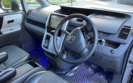 Toyota Noah III, 2010 год, 1 700 000 рублей, 14 фотография