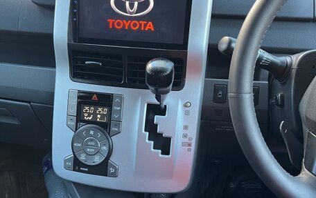 Toyota Noah III, 2010 год, 1 700 000 рублей, 15 фотография