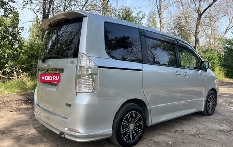 Toyota Noah III, 2010 год, 1 700 000 рублей, 11 фотография