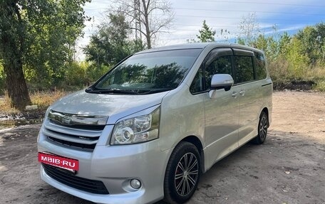 Toyota Noah III, 2010 год, 1 700 000 рублей, 4 фотография