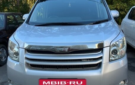Toyota Noah III, 2010 год, 1 700 000 рублей, 2 фотография