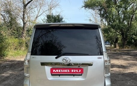 Toyota Noah III, 2010 год, 1 700 000 рублей, 6 фотография