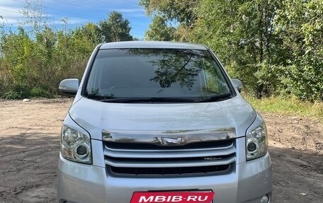 Toyota Noah III, 2010 год, 1 700 000 рублей, 3 фотография
