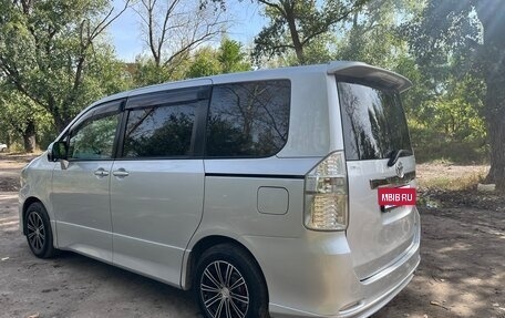 Toyota Noah III, 2010 год, 1 700 000 рублей, 8 фотография