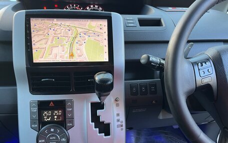 Toyota Noah III, 2010 год, 1 700 000 рублей, 16 фотография