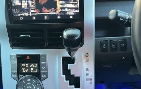Toyota Noah III, 2010 год, 1 700 000 рублей, 19 фотография
