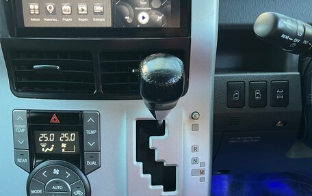 Toyota Noah III, 2010 год, 1 700 000 рублей, 18 фотография