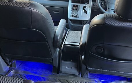 Toyota Noah III, 2010 год, 1 700 000 рублей, 23 фотография