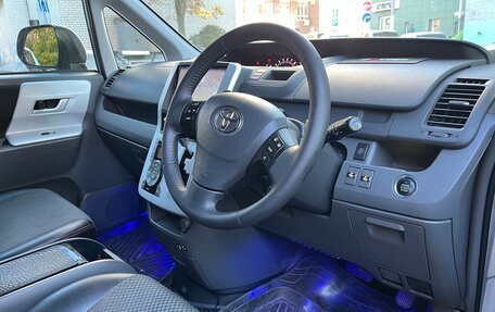 Toyota Noah III, 2010 год, 1 700 000 рублей, 17 фотография