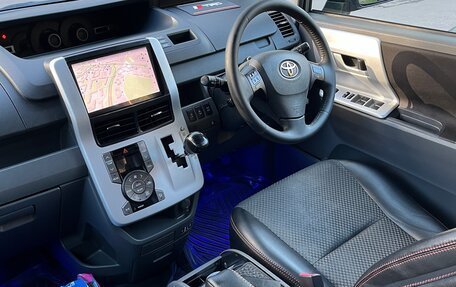 Toyota Noah III, 2010 год, 1 700 000 рублей, 31 фотография