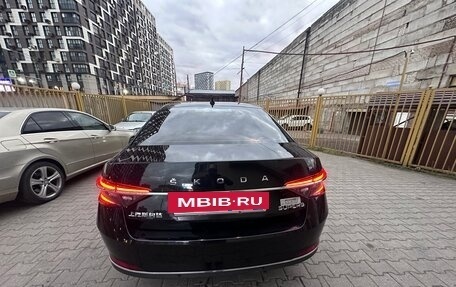 Skoda Superb III рестайлинг, 2020 год, 2 400 000 рублей, 2 фотография