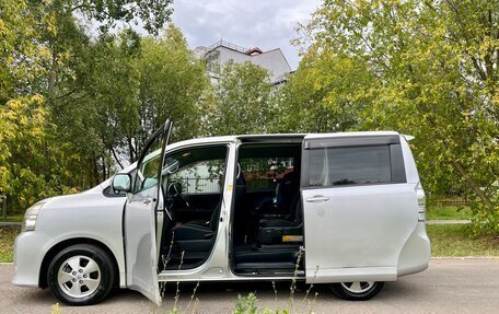 Toyota Voxy II, 2010 год, 1 050 000 рублей, 7 фотография