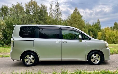 Toyota Voxy II, 2010 год, 1 050 000 рублей, 4 фотография