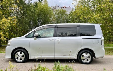 Toyota Voxy II, 2010 год, 1 050 000 рублей, 8 фотография