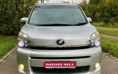 Toyota Voxy II, 2010 год, 1 050 000 рублей, 2 фотография