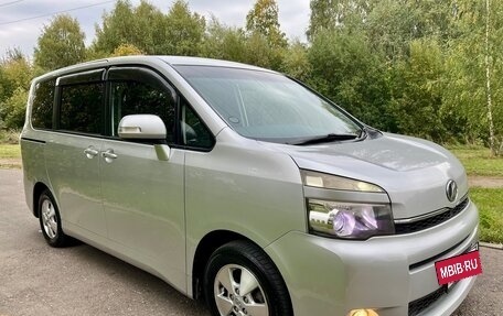 Toyota Voxy II, 2010 год, 1 050 000 рублей, 3 фотография