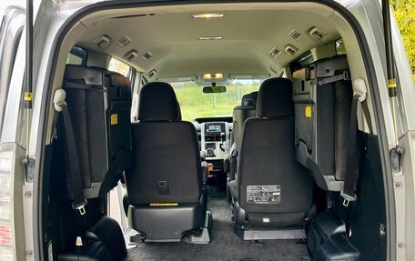 Toyota Voxy II, 2010 год, 1 050 000 рублей, 15 фотография