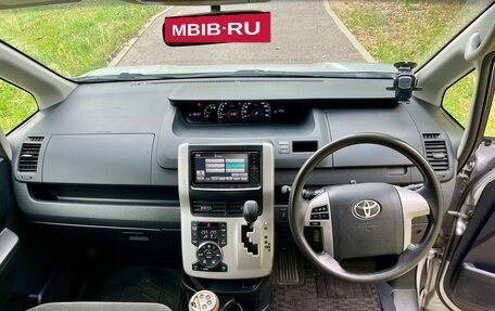 Toyota Voxy II, 2010 год, 1 050 000 рублей, 9 фотография