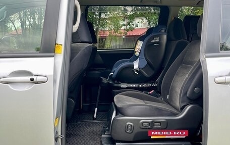 Toyota Voxy II, 2010 год, 1 050 000 рублей, 19 фотография