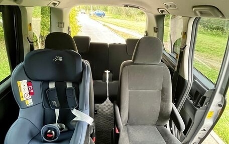 Toyota Voxy II, 2010 год, 1 050 000 рублей, 18 фотография