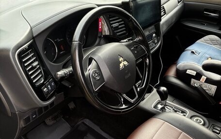 Mitsubishi Outlander III рестайлинг 3, 2016 год, 1 900 000 рублей, 9 фотография