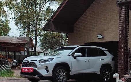 Toyota RAV4, 2022 год, 3 980 000 рублей, 2 фотография