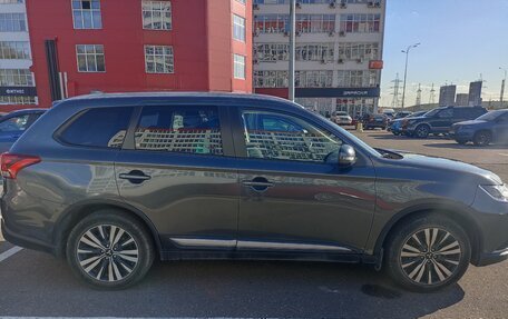 Mitsubishi Outlander III рестайлинг 3, 2019 год, 1 850 000 рублей, 4 фотография