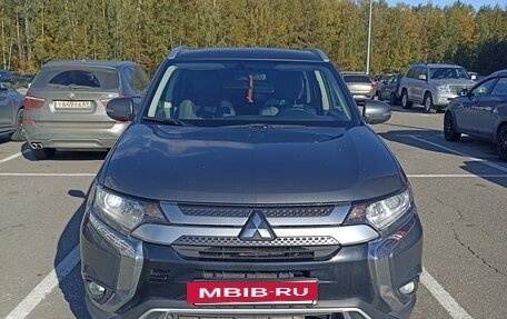 Mitsubishi Outlander III рестайлинг 3, 2019 год, 1 850 000 рублей, 2 фотография