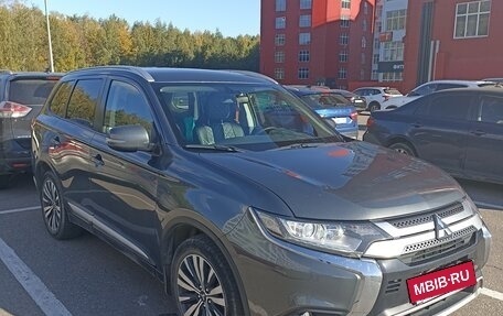 Mitsubishi Outlander III рестайлинг 3, 2019 год, 1 850 000 рублей, 3 фотография