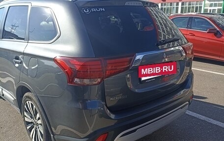 Mitsubishi Outlander III рестайлинг 3, 2019 год, 1 850 000 рублей, 8 фотография