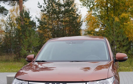 Mitsubishi Outlander III рестайлинг 3, 2013 год, 1 200 000 рублей, 2 фотография