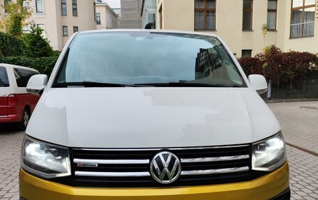Volkswagen Multivan T6 рестайлинг, 2018 год, 3 800 000 рублей, 10 фотография