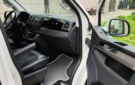 Volkswagen Multivan T6 рестайлинг, 2018 год, 3 800 000 рублей, 8 фотография