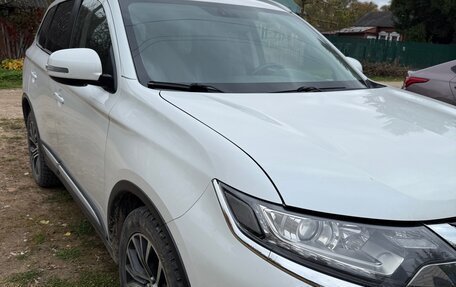 Mitsubishi Outlander III рестайлинг 3, 2017 год, 1 990 000 рублей, 2 фотография