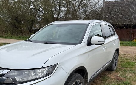 Mitsubishi Outlander III рестайлинг 3, 2017 год, 1 990 000 рублей, 3 фотография