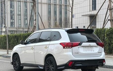 Mitsubishi Outlander III рестайлинг 3, 2022 год, 1 755 444 рублей, 6 фотография